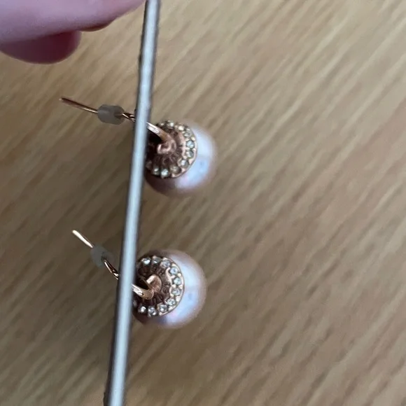 Henri Bendel classic pearl earrings - Picture 6 of 6